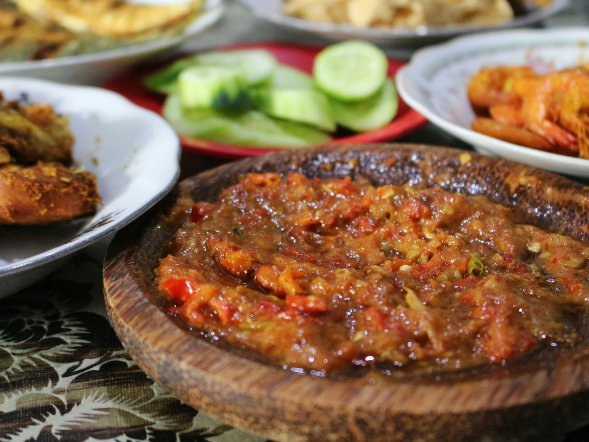 Sambal di cobek batu; foto stok