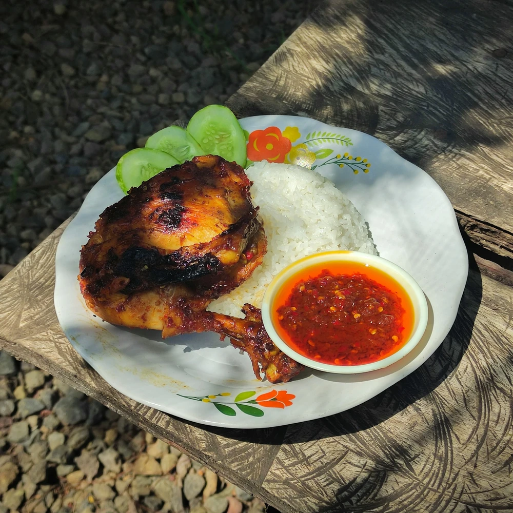 Ayam bakar dengan sambal; foto stok