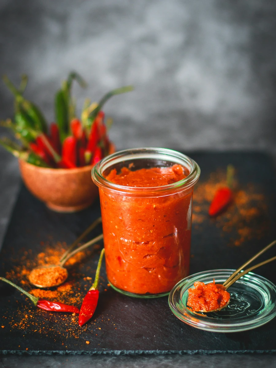 Sambal dalam toples kaca; foto stok